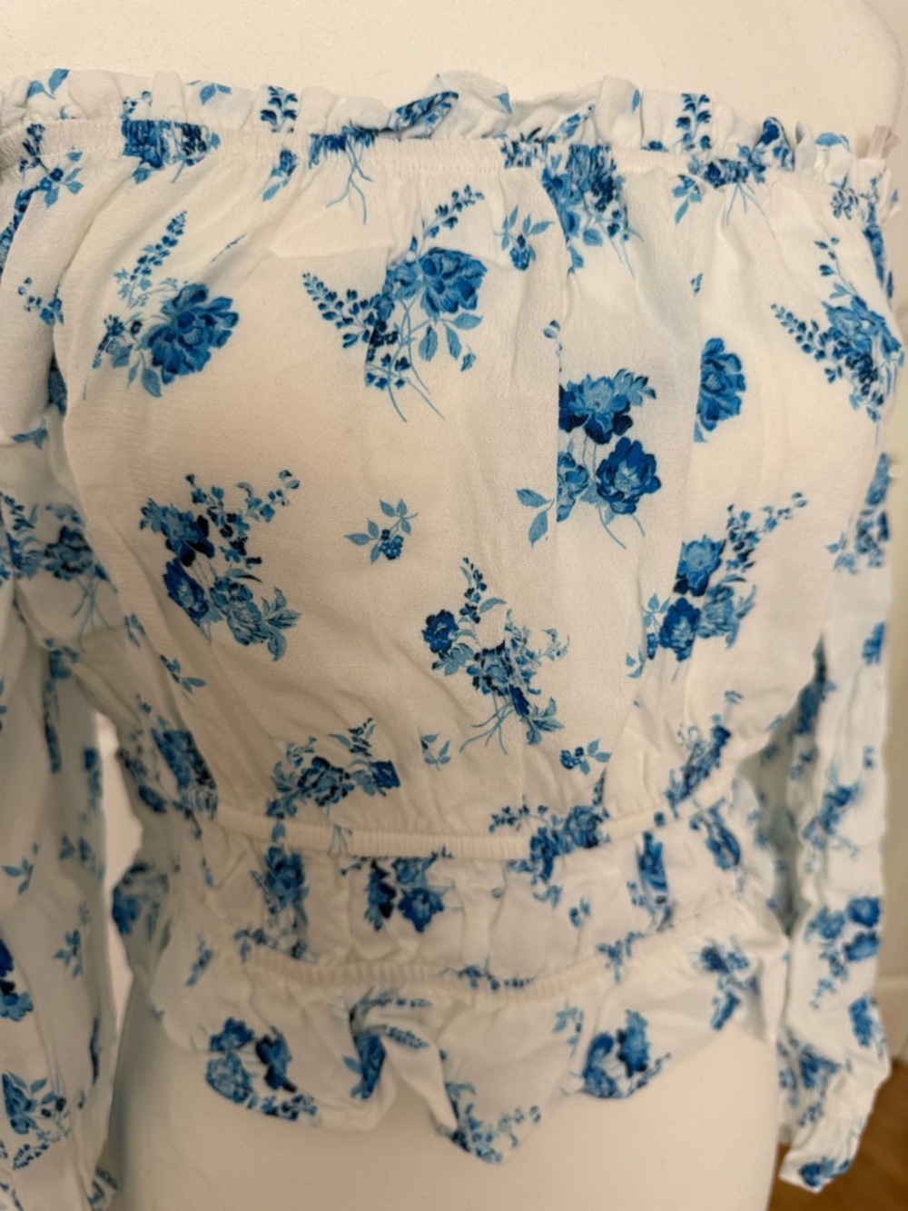 Off Shoulder Floral Blouse White Blue Ruffle Top Long Sleeve Size L - Picture 2 of 5